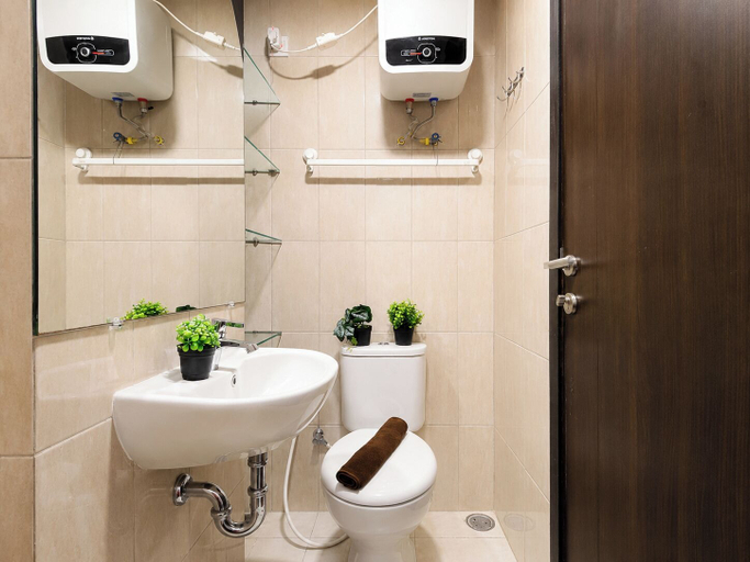 Bathroom 4, Calming And Cozy Studio Room At Apartment Citra Living, Jakarta Barat