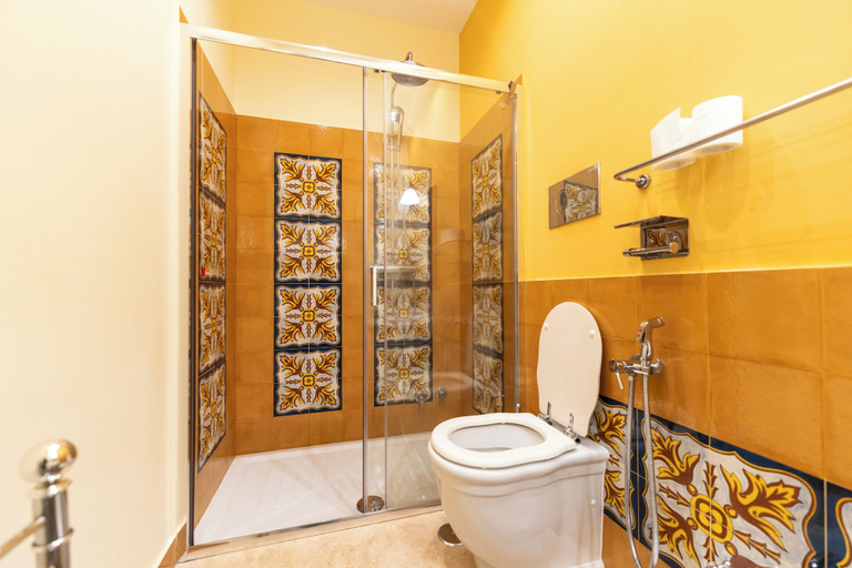 Bathroom 5, Plebiscito Rooms, Napoli