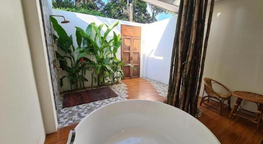 Bathroom 3, Nantrakiri, Pua