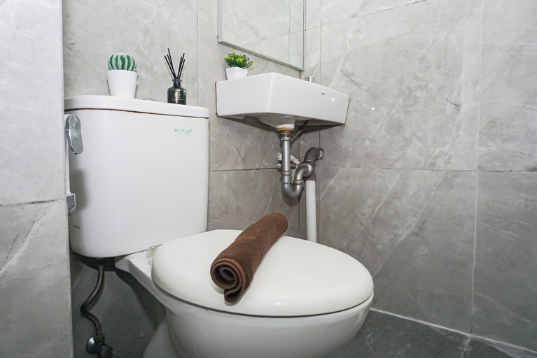 Bathroom 3, Classic And Serene Studio Room At Apartment Sayana Bekasi, Cikarang