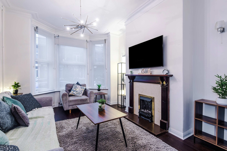 Room 3, Bright 3BR Home Manchester Wi-fi Parking, Manchester