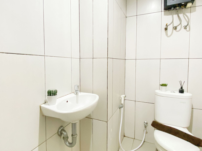 Bathroom 5, Minimalist Functional Studio At Apartment Grand Kamala Lagoon, Bekasi