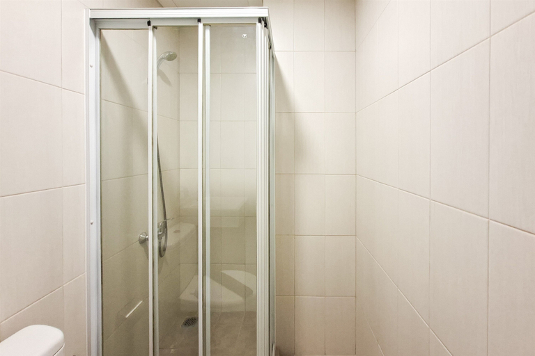 Bathroom 3, Warm Minimalist Studio At Apartment Harcosky Residence, Jakarta Barat