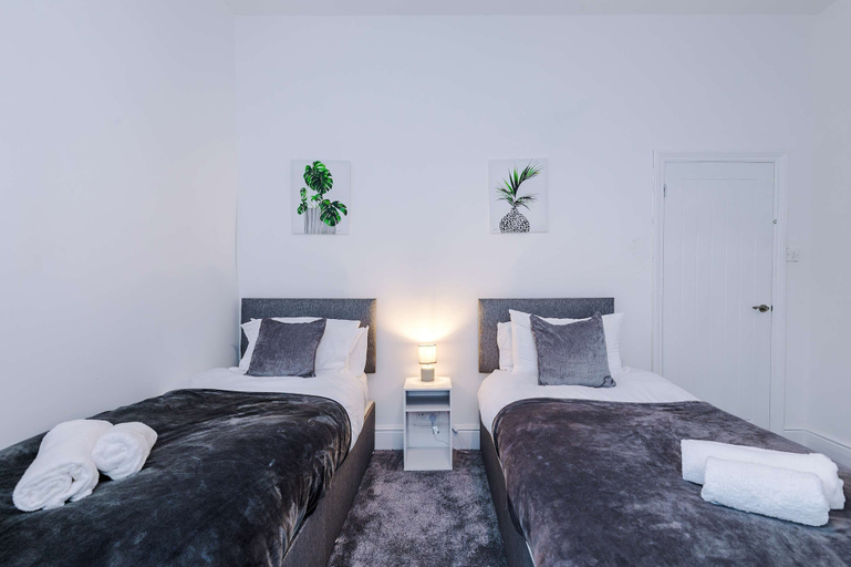 Room 5, Large 4BR Etihad Stadium Free Parking MCR, Tameside