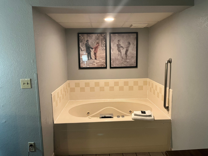 Bathroom 4, AmericInn by Wyndham Lincoln North, Lancaster