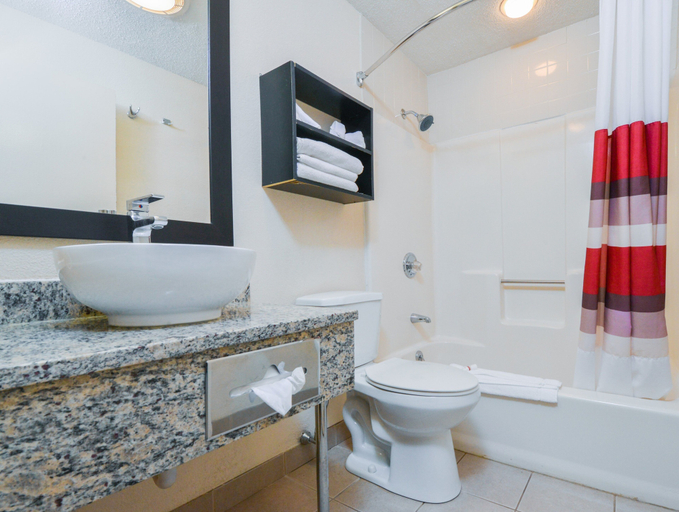 Bathroom 4, Red Roof Inn PLUS+ & Suites Guilford, New Haven