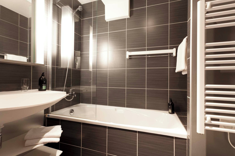Bathroom, Comfort Aparthotel Saint-Etienne, Loire