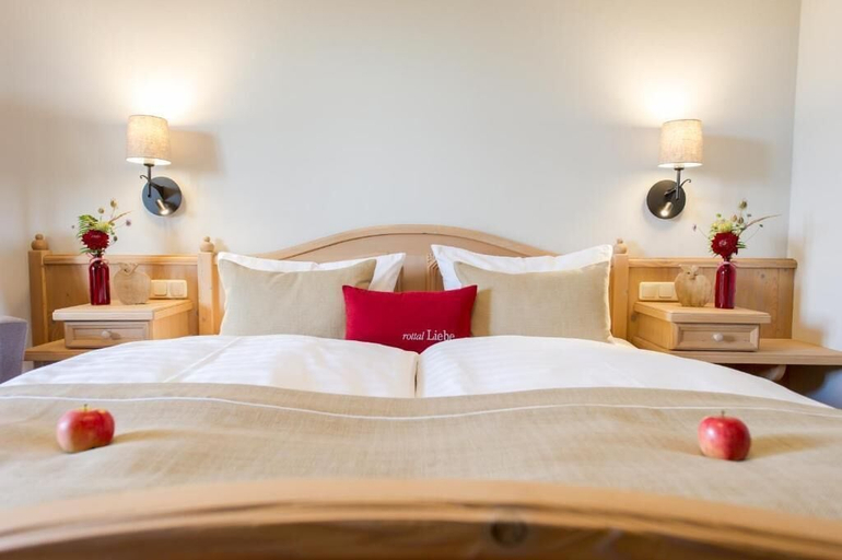 Bedroom 3, Hotel Sankt Leonhard, Rottal-Inn