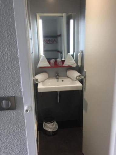Bathroom 5, Enzo Trappes by Kyriad Direct, Yvelines