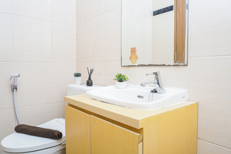 Bathroom 2, Calm Living In Studio Room At Apartment Oasis Cikarang, Cikarang