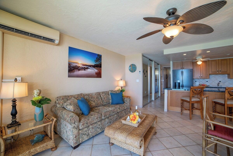 Interior 3, Beachfront Corner Condo w Ocean Views Pool - Papakea A301, Maui