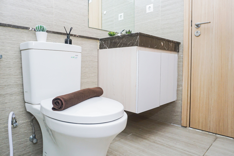 Bathroom 5, Spacious And Bright 3Br At Apartment Hillcrest House, Tangerang