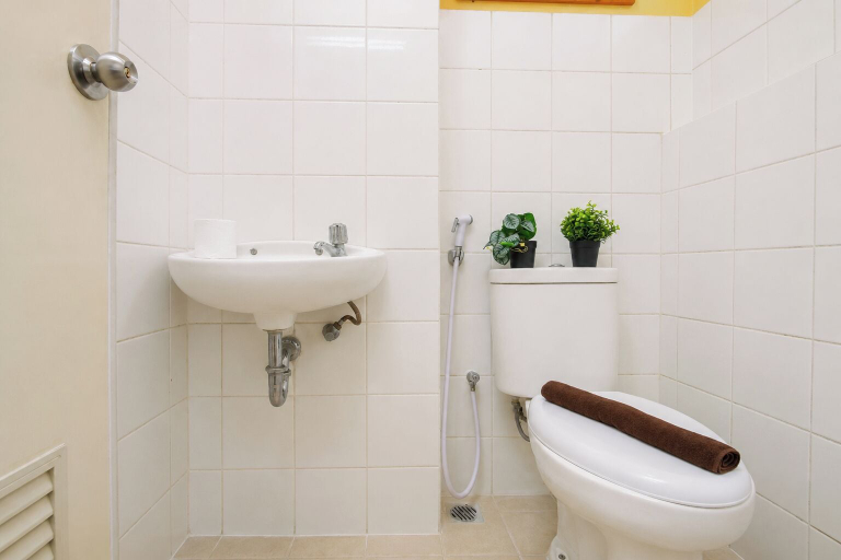 Bathroom 4, Warm And Efficient Studio At Apartment Kebagusan City, Jakarta Selatan