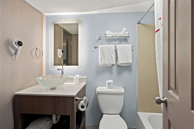Bathroom 4, Red Roof Inn PLUS+ & Suites Naples Downtown-5th Ave S, Collier