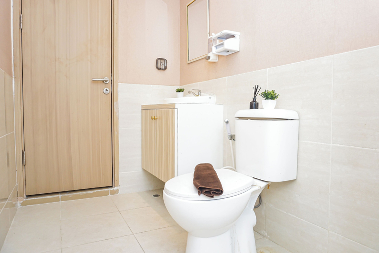 Bathroom 4, Serene Spacious 3Br At Apartment Meikarta District 1, Cikarang