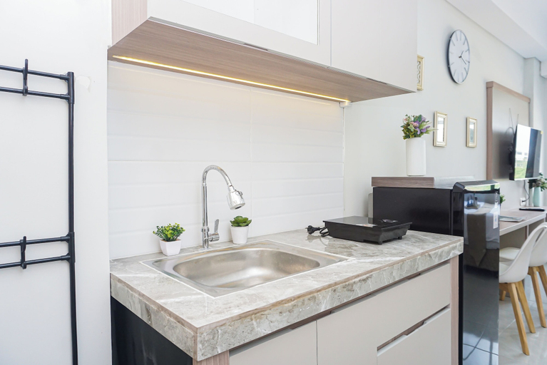 Private kitchen 2, Cozy Living Studio At Apartment Newville Lippo Cikarang, Cikarang