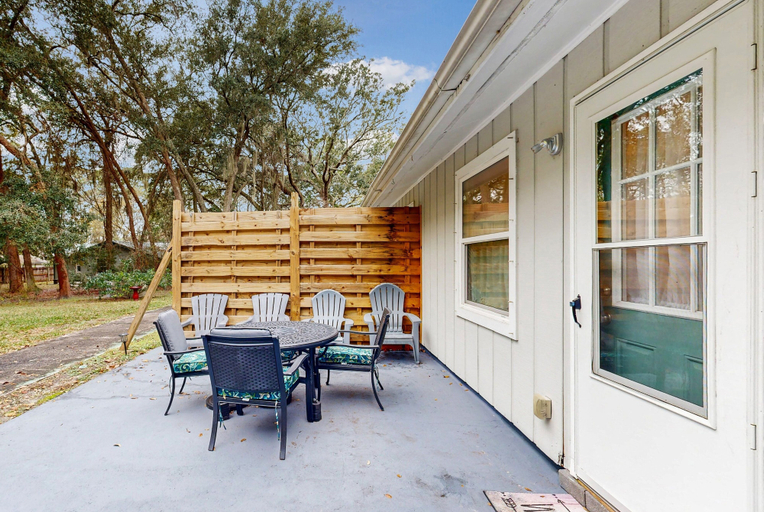 Outdoor dining 3, Breezy Bungalow Near Beach/golf With Private Patio & Updated Interior, Nassau