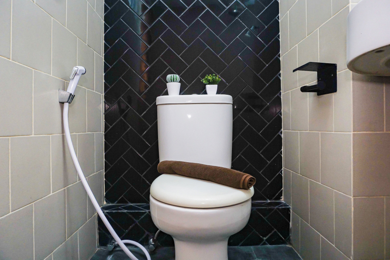 Bathroom 4, Comfortable Combined Unit 1Br With Extra Room At Apartemen Cinere Resort, Depok