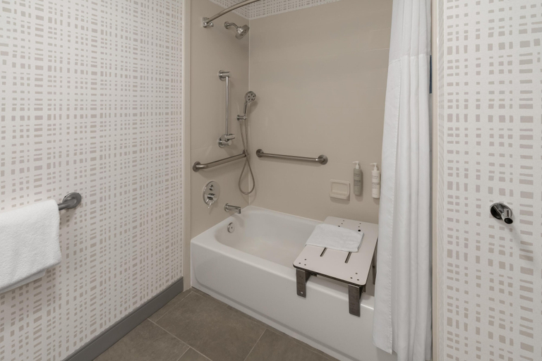Bathroom 5, Hampton Inn Glenwood Springs, Garfield