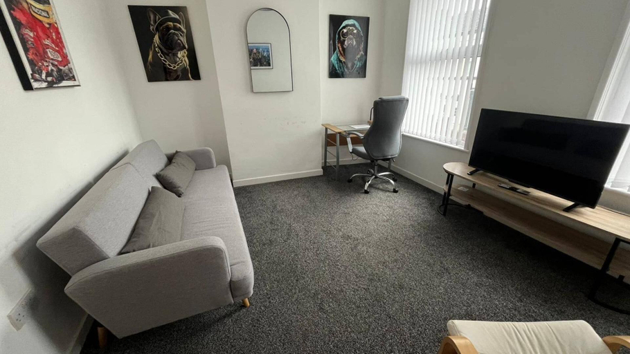 Living area, Apartment Sleeps 4 Near Anfield, Sefton