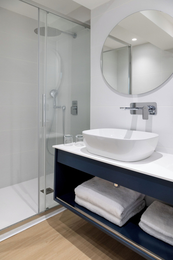 Bathroom 4, ibis Styles Larnaca Finikoudes Beach, Larnaca