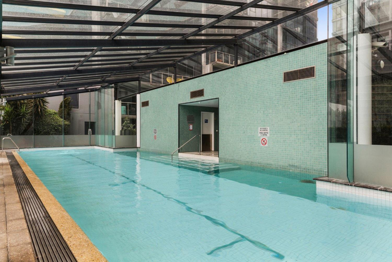 Sport & Beauty 2, Luxe 2-Bed Apartment with River Views Near Casino, Melbourne