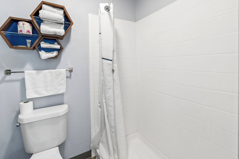 Bathroom 4, HomeTowne Studios by Red Roof Florence, KY-Cincinnati Airport, Boone