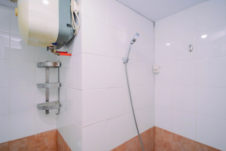 Bathroom 3, Cozy Minimalist 1Br At Apartment Green Pramuka City, Jakarta Pusat