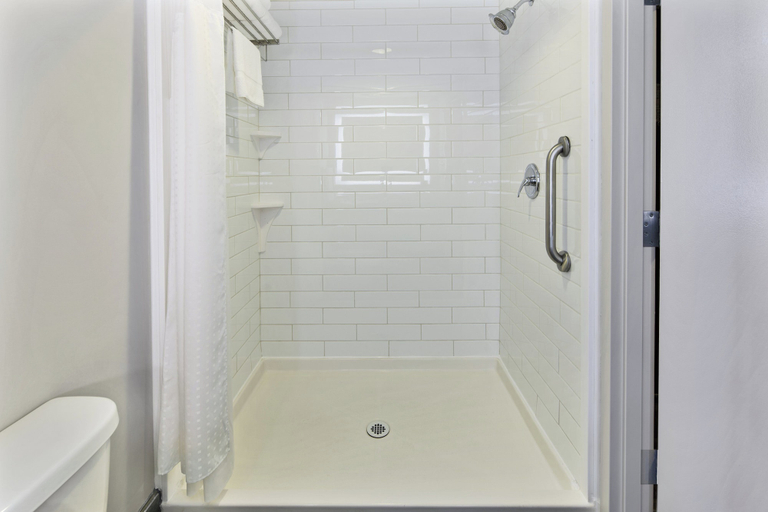 Bathroom 5, Holiday Inn AUGUSTA WEST I-20 by IHG, Columbia