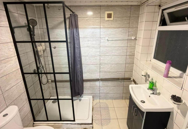 Bathroom 5, Cosy Liverpool Gem for a Relaxing Getaway, Sefton