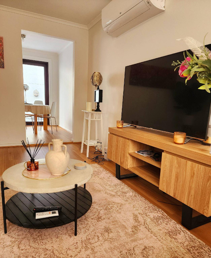 5, Charming Holiday House in Laverton Modern Comfort  Convenience, Melbourne