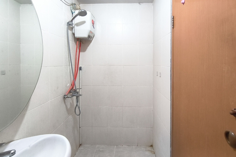 Bathroom 3, Sleek Modern Studio At Apartment Pinewood, Sumedang