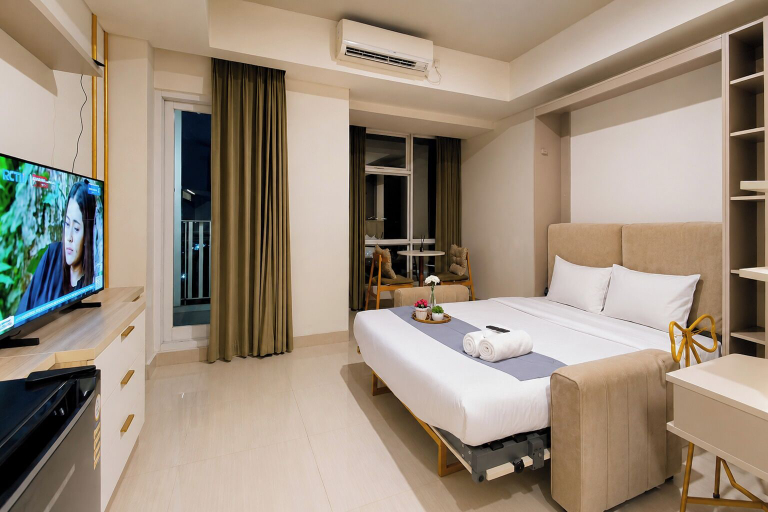 Room 2, Warm Earth Tone Studio At Apartment Grand Sungkono Lagoon, Surabaya