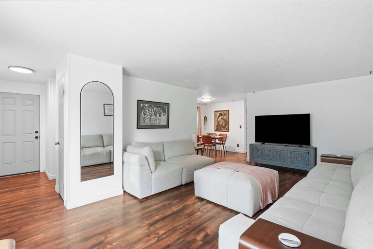 Living area 2, Park House - Modern, Convenient, Redmond Retreat, Deschutes