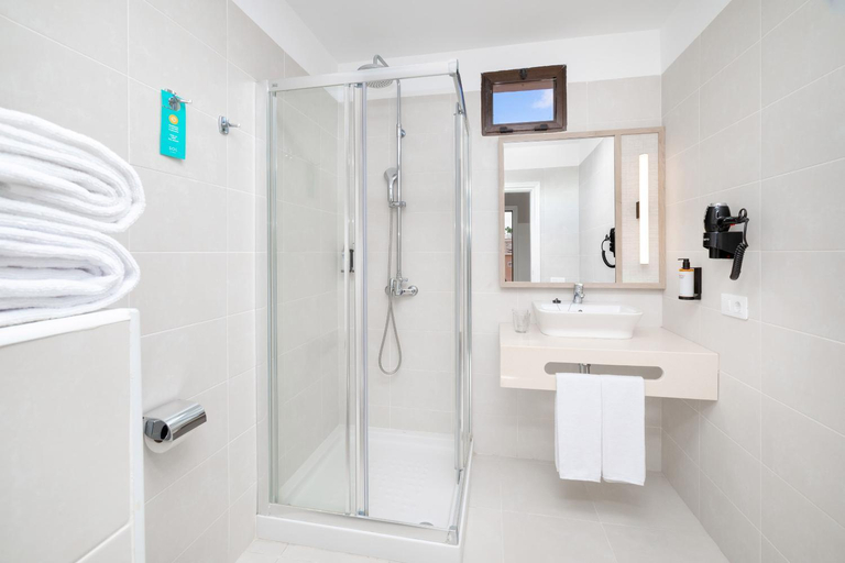 Bathroom 2, Sol Sun Beach Apartamentos, Santa Cruz de Tenerife