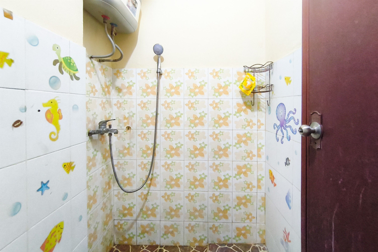 Bathroom, Warm Homey 2Br At Apartment Gateway Ahmad Yani Cicadas, Bandung