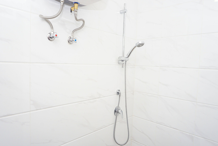 Bathroom 4, Cozy Well Located Studio Room At Apartment Sky House Bsd, South Tangerang