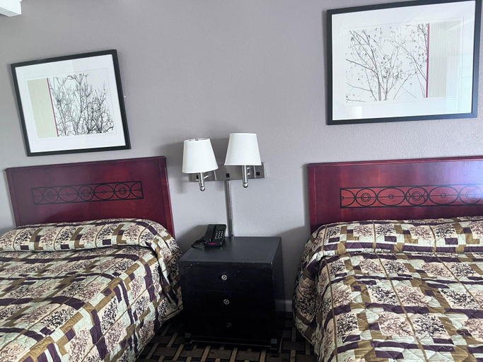 Bedroom 2, expressway inn, Davidson