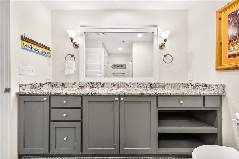 Bathroom 4, Endless Summer TC 2302, Nueces