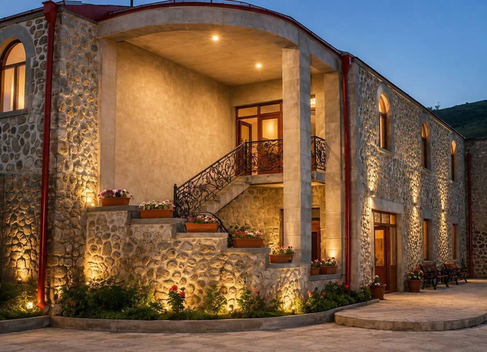 Exterior & Views