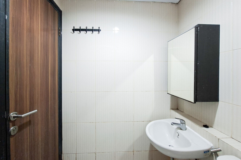 Bathroom 4, Comfort Studio At Apartment Annora Living, Tangerang