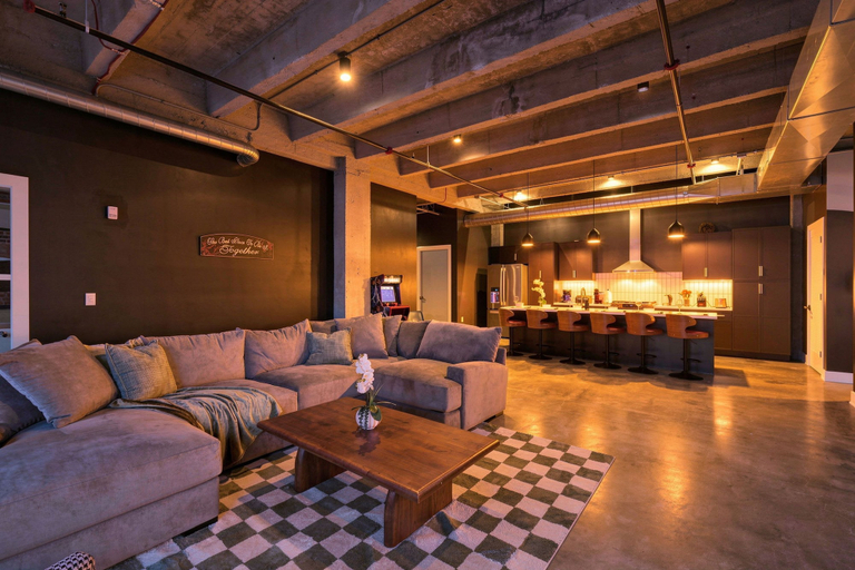 Room 4, 4BR 3BA KC Loft Collection Rooftop Bar Spa, Kansas City