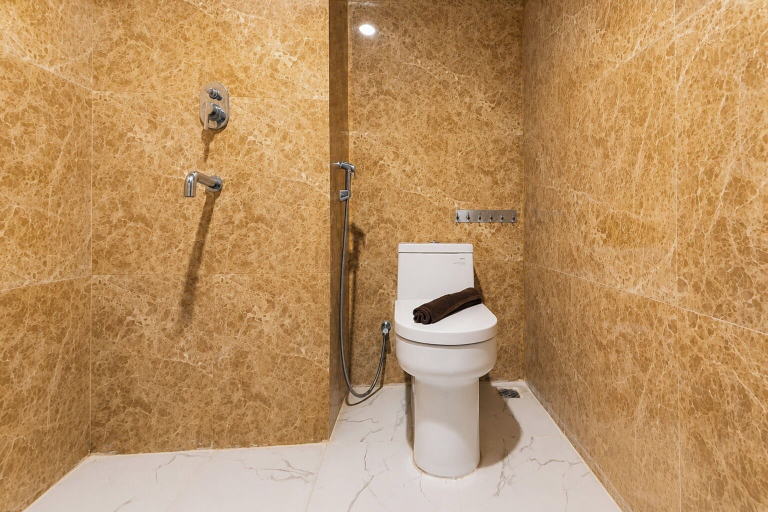 Bathroom 5, Warm Earth Tone Studio At Apartment Grand Sungkono Lagoon, Surabaya