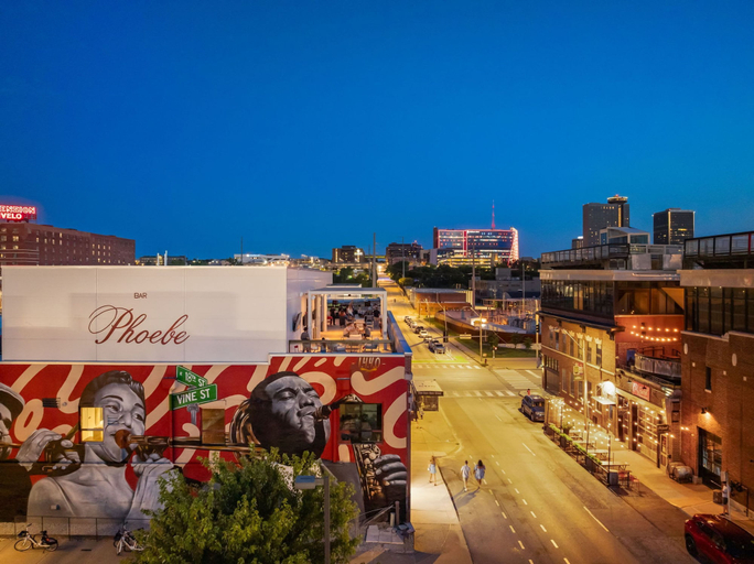 Room 2, 4BR 3BA KC Loft Collection Rooftop Bar Spa, Kansas City