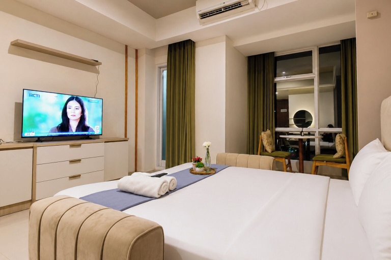 Interior 3, Warm Earth Tone Studio At Apartment Grand Sungkono Lagoon, Surabaya