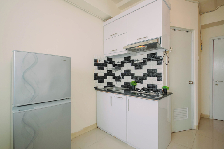 Private kitchen, Cozy Minimalist 1Br At Apartment Green Pramuka City, Jakarta Pusat