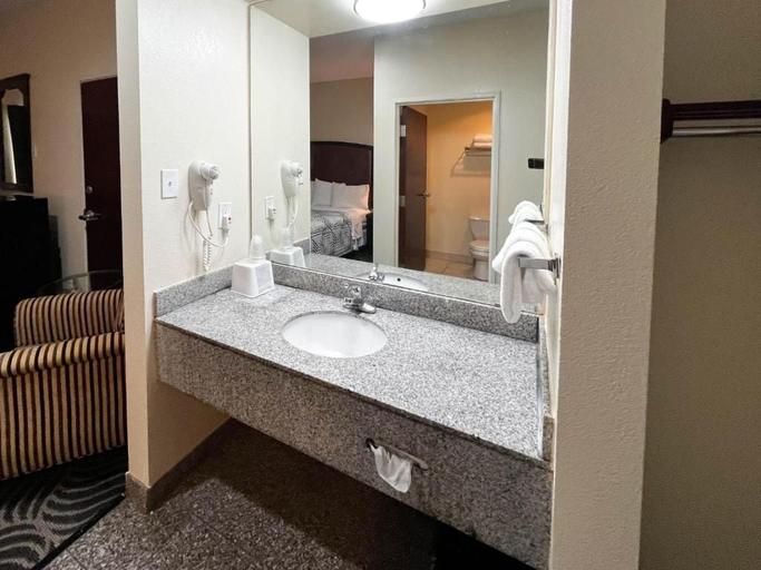 Bathroom 5, Executive Inn & Suites Breaux Bridge, LA, Saint Martin
