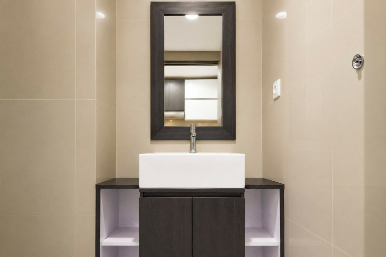 Bathroom 4, Minimalist Warm Studio Room At Apartment Tamansari Skylounge Balikpapan, Balikpapan