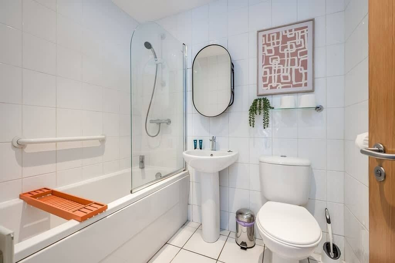 Bathroom 3, Central Belfast Apartments Somerset Mews, Belfast
