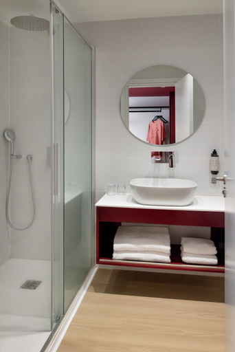 Bathroom 5, ibis Styles Larnaca Finikoudes Beach, Larnaca